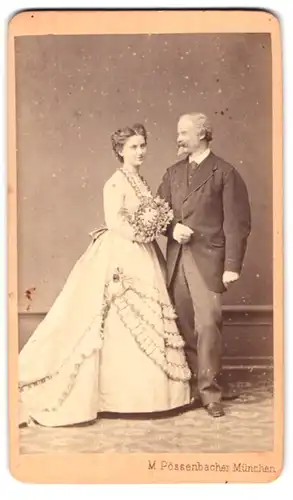 Fotografie M. Pössenbacher, München, Amalienstr. 6, Portrait frisch getrautes Ehepaar im Hochzeitskleid mit Rüschen