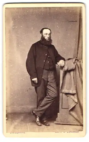Fotografie J. W. Clarke, Bury St. Edmunds, Meat Market 3, Portrait älterer Mann im Anzug mit Nadelstreifenhose, Vollbart
