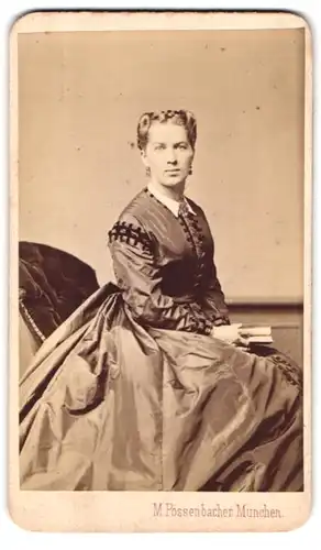 Fotografie M. Pössenbacher, München, Amalienstr. 6, Portrait junge Frau mit Zöpfen und seidenem Kleid