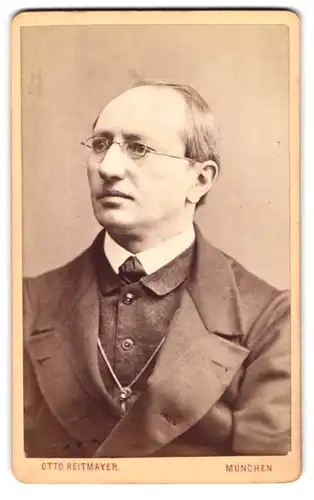 Fotografie Otto Reitmayer, München, Kaufingerstr. 9, Portrait vornehmer Herr im Anzug mit Krawatte und Brille