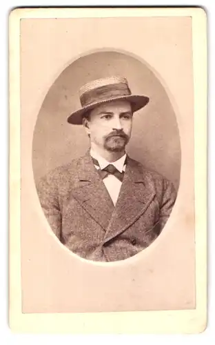 Fotografie L. Liebich, Weilburg, Portrait junger Mann im Tweed Anzug mit Sommerhut und Vollbart