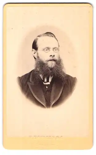Fotografie Hugo Hoffers & Comp., Annaberg, Obere Schmiedegasse 547, Portrait junger Mann im Anzug mit Vollbart