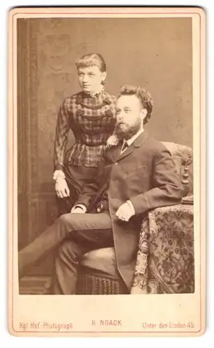 Fotografie H. Noack, Berlin, Unter den Linden 45, Portrait Mann im Anzug und Frau im karierten Korsett Kleid, Vollbart