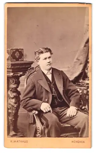 Fotografie H. Mathaus, München, Maximilianstr. 13, Portrait junger Mann im Anzug mit Weste und Mittelscheitel