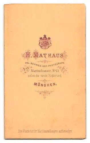 Fotografie H. Mathaus, München, Maximilianstr. 13, Portrait junger Mann im Anzug mit Weste und Mittelscheitel