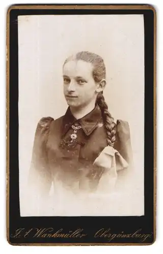 Fotografie J. A. Wankmüller, Obergünzburg, Portrait junges Mädchen im dunklen Kleid mit langem Zopf und Schleife