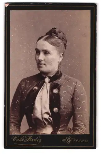 Fotografie Wilh. Becker, Giessen, Bahnhofstr. 27, Portrait Frau im gemusterten Kleid mit Hochsteck Zopf