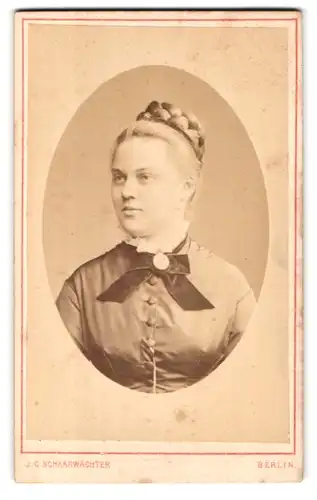 Fotografie J. C. Schaarwächter, Berlin, Friedrichstr. 190, Portrait junge Frau mit Schleife und Hochgestecktem Zopf