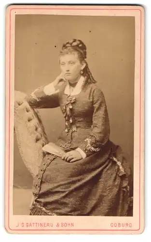 Fotografie J. G. Gattineau & Sohn, Coburg, Portrait junge Frau im Stoffkleid mit toupiertem Zopf
