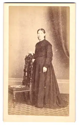 Fotografie W. S. Spanton, West Suffolk, Abbeygate Street 16, Portrait ältere Dame in schwarzen Kleid lehnt an Stuhl