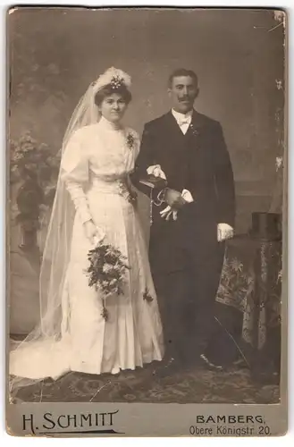 Fotografie H. Schmitt, Bamberg, Obere Königstr. 20, Portrait frisch gemahlenes Ehepaar im Brautkleid mit Schleier