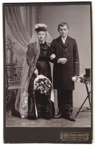 Fotografie D. Weissgärber, Zwönitz, Portrait Braut im Hochzeitskleid samt Schleier nebst Sohn im Anzug