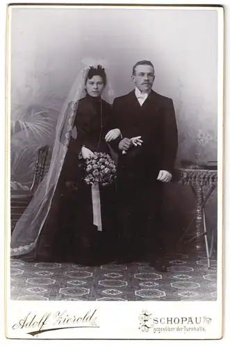 Fotografie Adolf Zierold, Zschopau, Brühl 296, Portrait Brautpaar im dunklen Hochzeitskleid mit Schleier und Zylinder