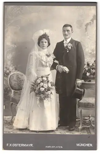 Fotografie F. X. Ostermayr, München, Karlsplatz 6, Portrait junges Brautpaar im Hochzeitskleid, Mann im Anzug Zylinder