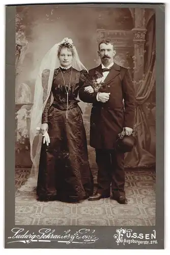 Fotografie Ludwig Schradler & Sohn, Füssen, Augsburgerstr. 276, Portrait Eheleute im Brautkleid und Anzug mit Schleier