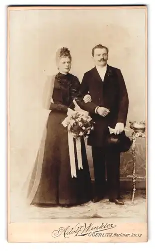 Fotografie Adolf Winkler, Goerlitz, Berliner Str. 12, Portrait Eheleute im Hochzeitskleid mit Anzug und Zylinder