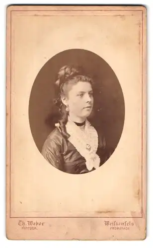 Fotografie Th. Weber, Weissenfels, Promenade, Portrait junge Frau mit Locken und Hochsteckfrisur