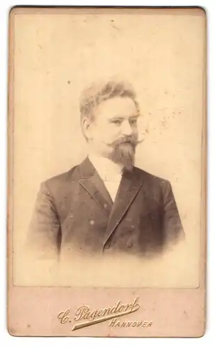 Fotografie C. Pagendorf, Hannover, Georgstr. 17, Portrait Mann im Anzug mit Ludwig II. Spitzbart