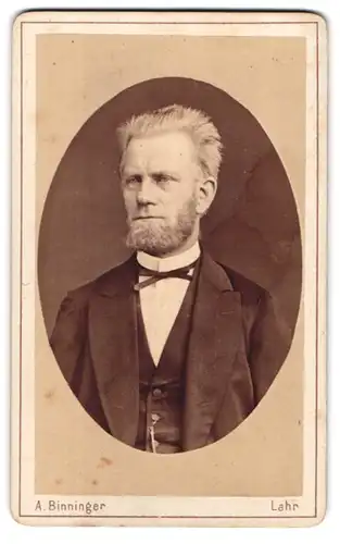 Fotografie A. Binniger, Lahr, Portrait älterer Herr im feinen Anzug mit Fliege und Vollbart