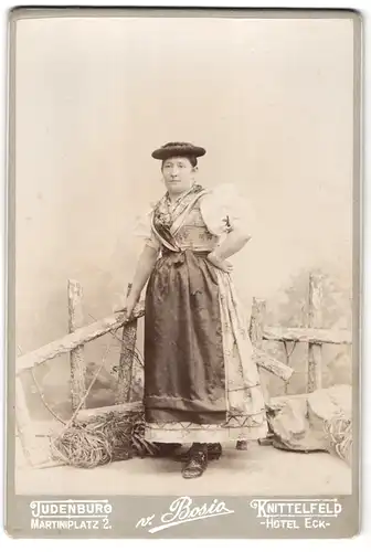 Fotografie V. Boris, Judenburg, Martiniplatz 2, Portrait rundliche Frau in Tracht mit Hut