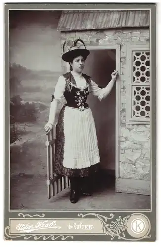 Fotografie Atelier Kral, Wien, Gumpendorferstr. 81, Portrait junge Frau in Tracht mit Federhut