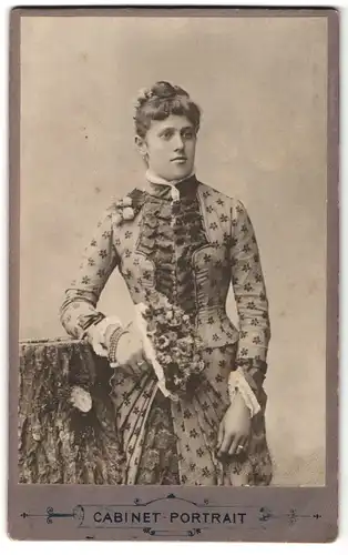 Fotografie unbekannter Fotograf und Ort, Portrait junge Frau im Blümchenkleid mit Hochsteckfrisur
