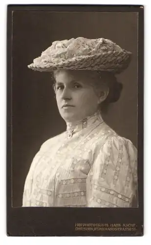 Fotografie Hahn Nachf., Dresden, Ferdinandstr. 11, Portrait Frau im weissen Kleid mit weitem Hut