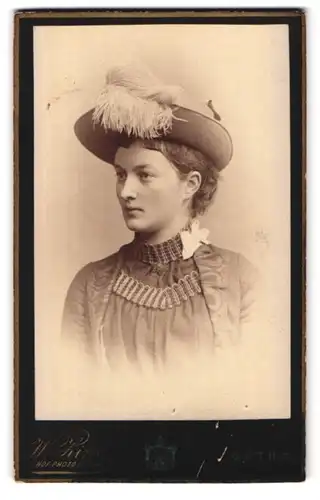 Fotografie W. Zink, Gotha, Auguststr. 7, Portrait Frau im Kleid mit Federhut