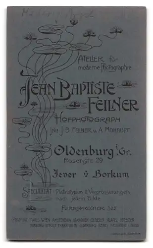 Fotografie Jean Baptiste Feilner, Oldenburg i. Gr., Rosenstr. 29, Portrait kleines Mädchen im Stoffmantel mit Ohrenmütze