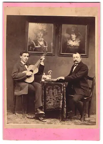 Fotografie unbekannter Fotograf und Ort, zwei Herren mit Gitarre und Zither nebst Bierkrügen