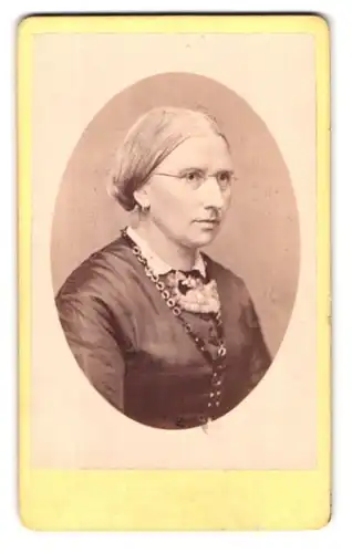 Fotografie G. Völkerling, Dessau, Portrait bürgerliche Dame mit Brille und Halskette