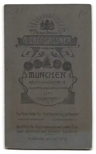 Fotografie M. Obergassner, München, Kaufingerstrasse 14, Portrait stattlicher Herr mit Fliege und Schnurrbart