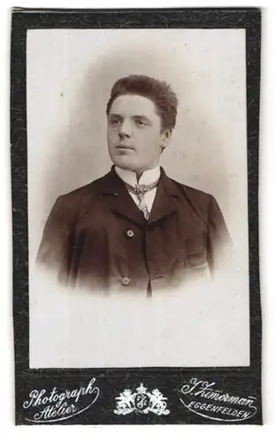 Fotografie J. Zimermann, Eggenfelden, Öttingerstrasse 4, Portrait junger Herr im Anzug mit Krawatte