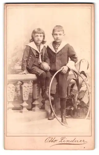 Fotografie Otto Lindner, Berlin-C, König-Strasse 30, Portrait zwei Jungen in Matrosenanzügen mit Reifen und Ball