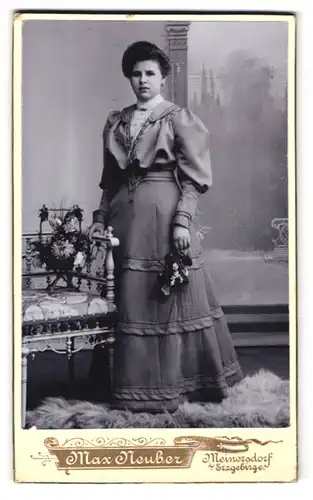 Fotografie Max Neuber, Meinersdorf i / Erzgebirge, Portrait junge Dame im hübschen Kleid mit Blumen