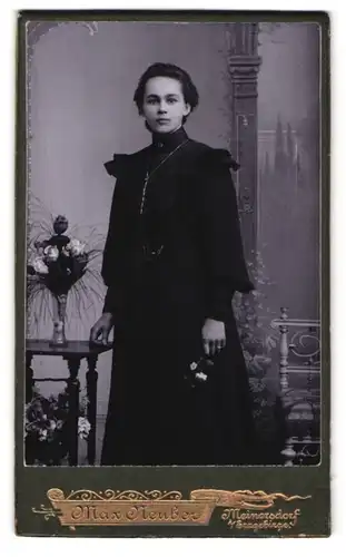 Fotografie Max Neuber, Meinersdorf i / Erzgebirge, Portrait junge Dame im schwarzen Kleid