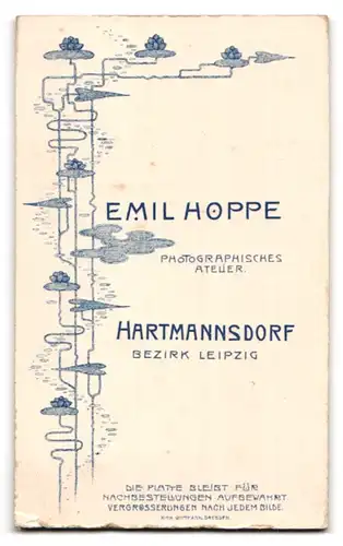 Fotografie Emil Hoppe, Hartmannsdorf, Portrait junge Dame im schwarzen Kleid