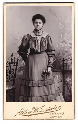 Fotografie Atelier Weissgärber, Zwönitz i / S., Portrait junge Dame im hübschen Kleid mit Blumen