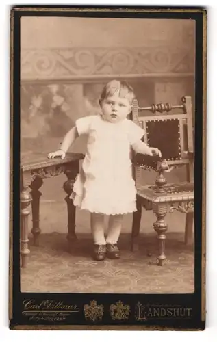 Fotografie Carl Dittmar, Landshut, Portrait kleines Mädchen im weissen Kleid
