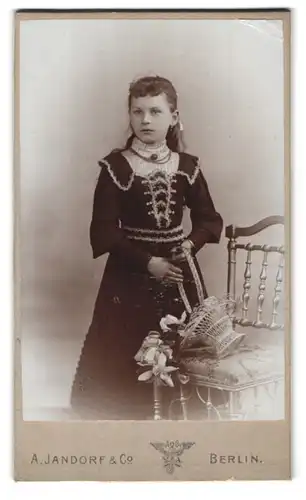 Fotografie A. Jandorf & Co., Berlin-C, Spittelmarkt 16-17, Portrait junges Mädchen im hübschen Kleid mit Korb