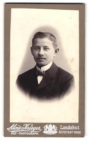 Fotografie Alois Krieger, Landshut, Altstadt 82, Portrait junger Mann im Anzug mit Fliege