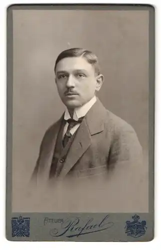 Fotografie Rafael, Brno, Nova ul. c 4, Portrait junger Mann im Anzug mit Krawatte