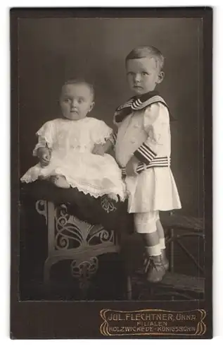 Fotografie Jul. Flechtner, Unna, Portrait kleiner Junge im Matrosenanzug und Kleinkind