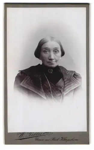 Fotografie W. Gilles, Unna, Portrait ältere Dame mit Kragenbrosche