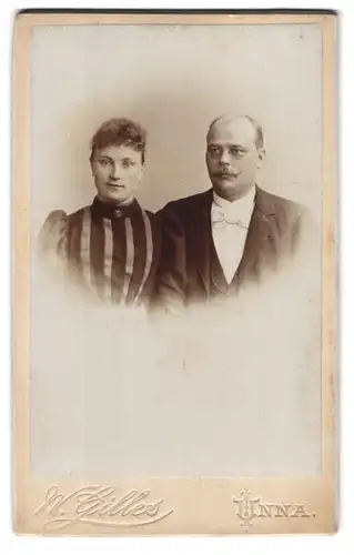 Fotografie W. Gilles, Unna, Portrait bürgerliches Paar in modischer Kleidung