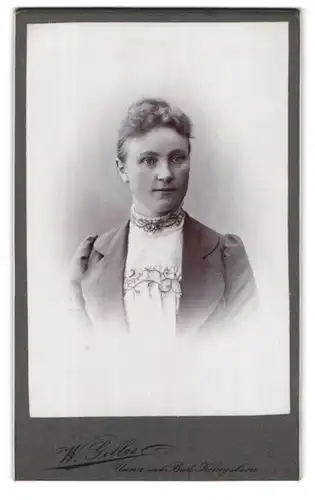 Fotografie W. Gilles, Unna, Portrait bürgerliche Dame in modischer Kleidung