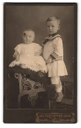 Fotografie Julius Flechtner, Unna, Portrait kleiner Junge im Matrosenanzug und Kleinkind