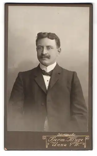 Fotografie Herm. Kluge, Unna i / W., Portrait junger Herr im Anzug mit Schnurrbart