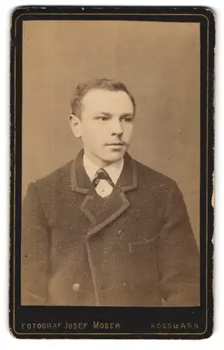 Fotografie Josef Moser, Kösslarn, Portrait bürgerlicher Herr im Anzug mit Fliege
