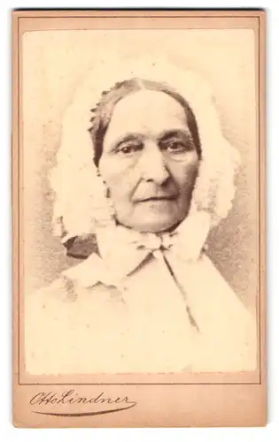 Fotografie Otto LIndern, Berlin-C, König-Strasse 31, Portrait ältere Dame mit einer Haube